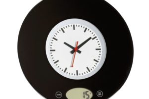 Digitální kuchyňská váha s hodinami s úchytem na zeď