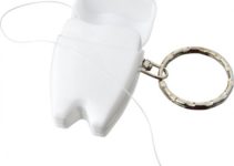 Praktická klíčenka s přívěškem zubu s dentální nití